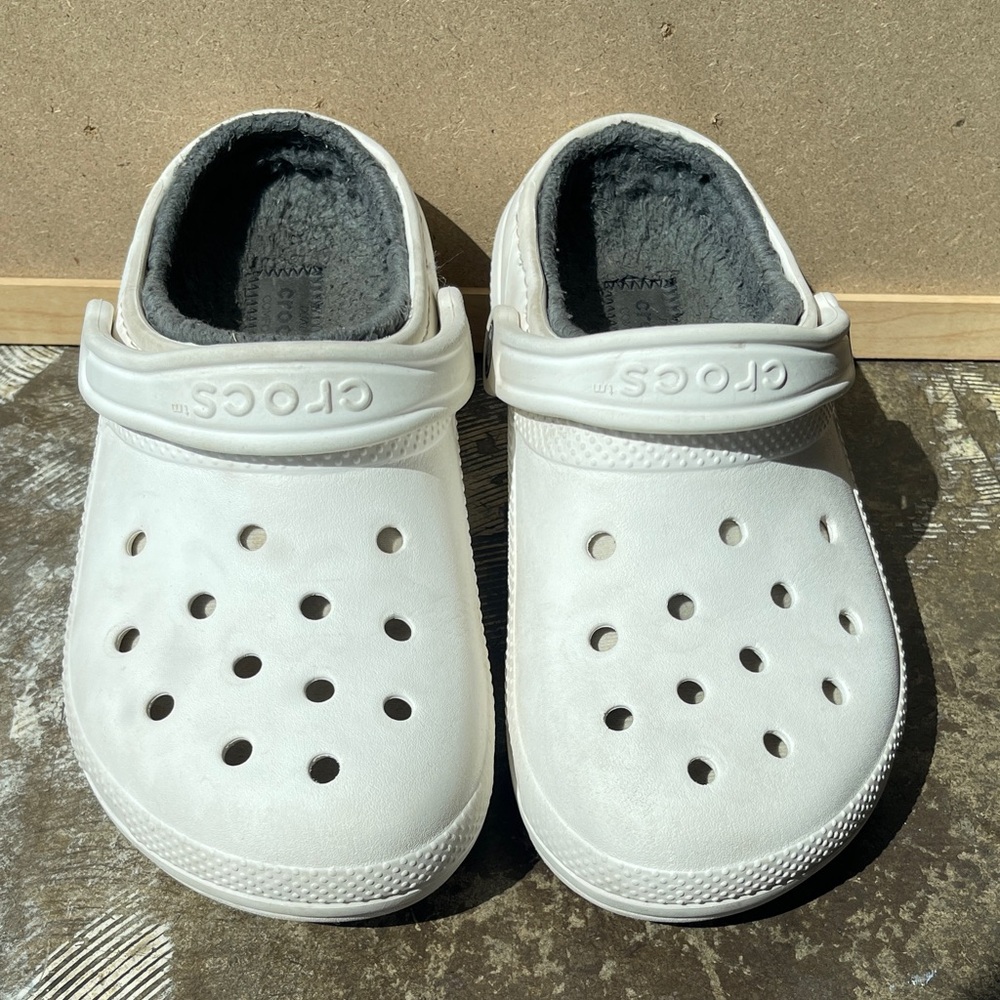 CROCS Clogs White gray lined W6/M4